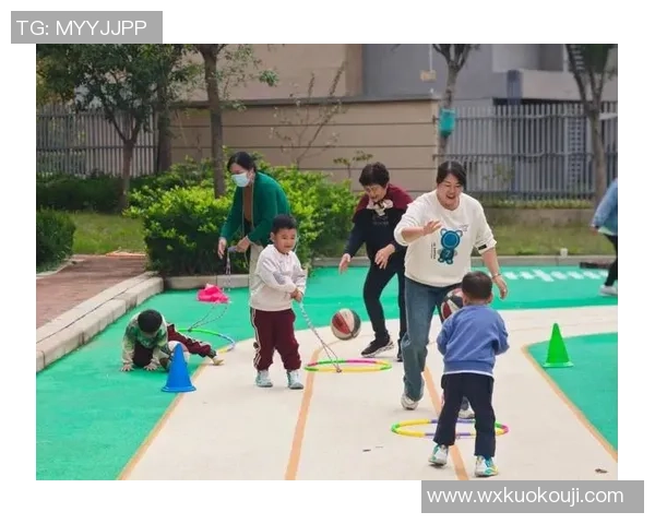 五岁小孩初尝足球乐趣亲子互动培养运动兴趣与团队精神 五岁小孩初尝足球乐趣亲子互动培养运动兴趣与团队精神